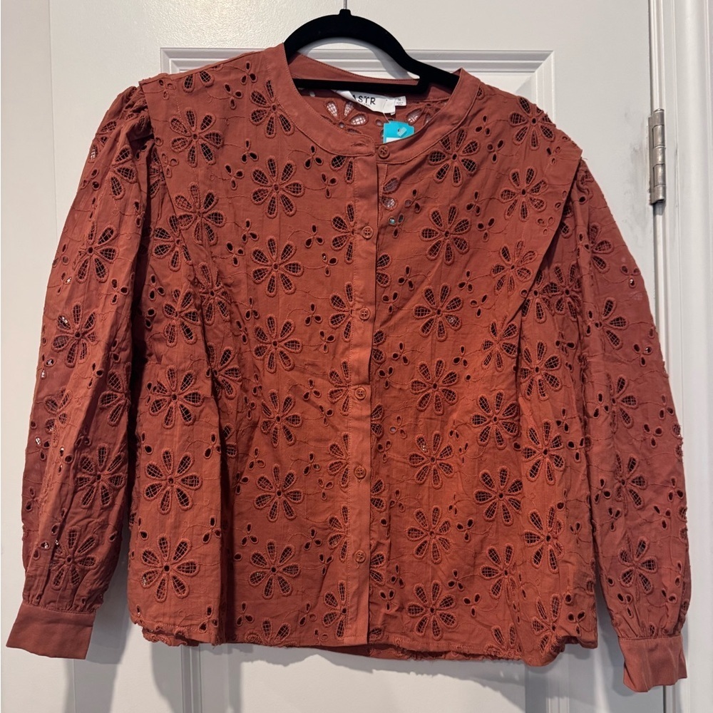 NWT ASTR THE LABEL Savanna Eyelet Button Up Top Size Medium - Picture 4 of 7